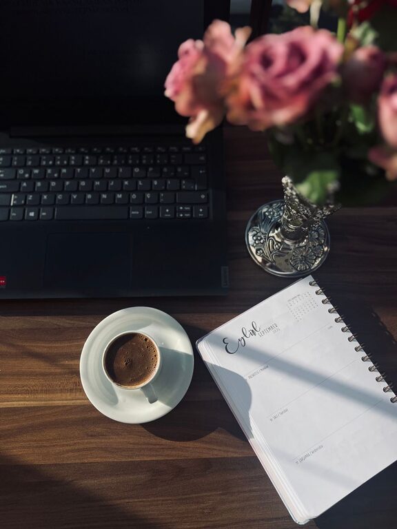 Rutinas simples para empezar y terminar bien tu jornada laboral